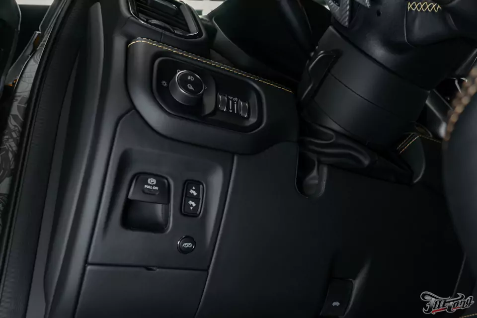 Что мы сделали с RAM TRX Hennessey Mammoth 1000?! Часть 5: процесс пошива, готовый салон и ремни безопасности